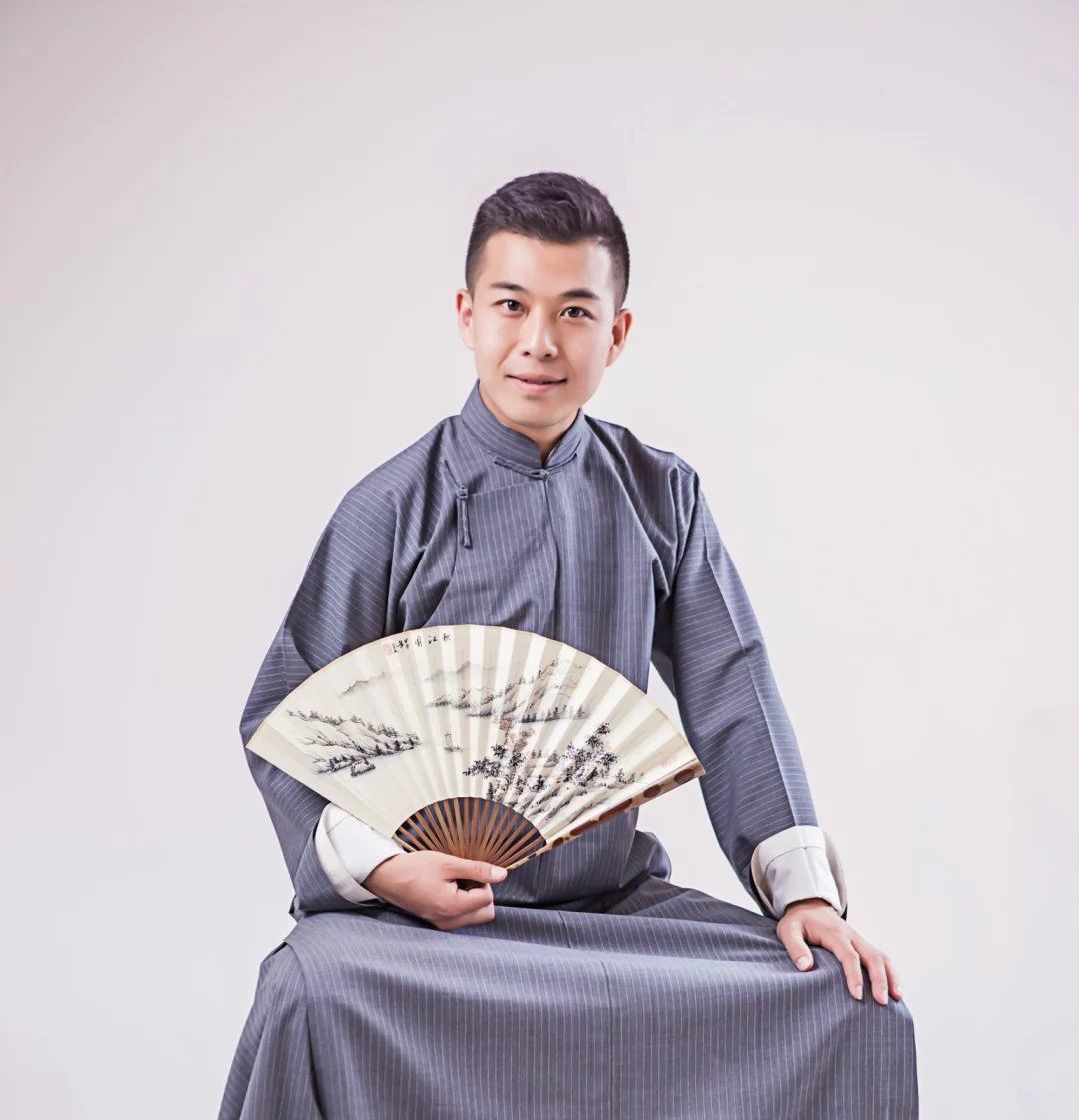 从事曲种相声,快板,十岁即登台表演单口相声,师从相声名家魏文亮先生
