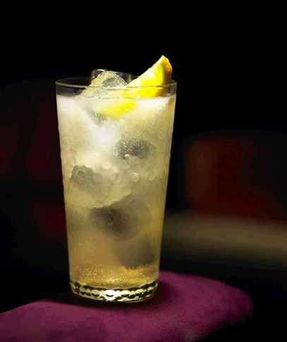 银费士(silverfizz)此鸡尾酒的名字是苏打水泡沫爆响的谐音,原料中基