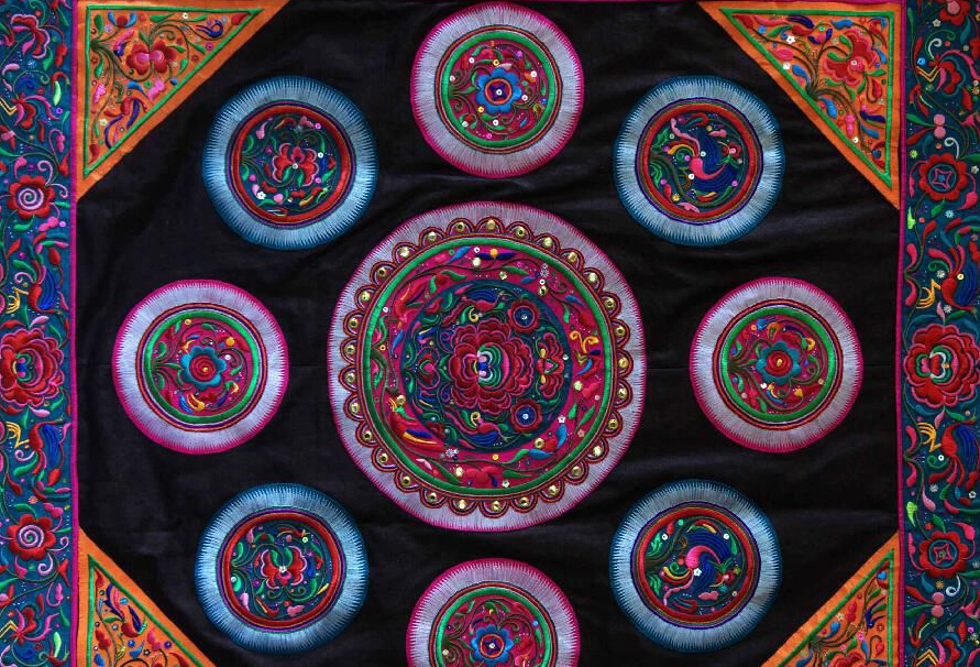 侗族民间工艺(文化遗产)侗族妇女善刺绣,挑花,图案有花鸟鱼虫和飞禽