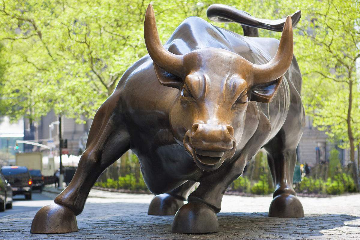 【携程攻略】纽约铜牛景点,华尔街铜牛是美国华尔街的标志，是一座长5米，重6.3吨的铜牛塑像。华…