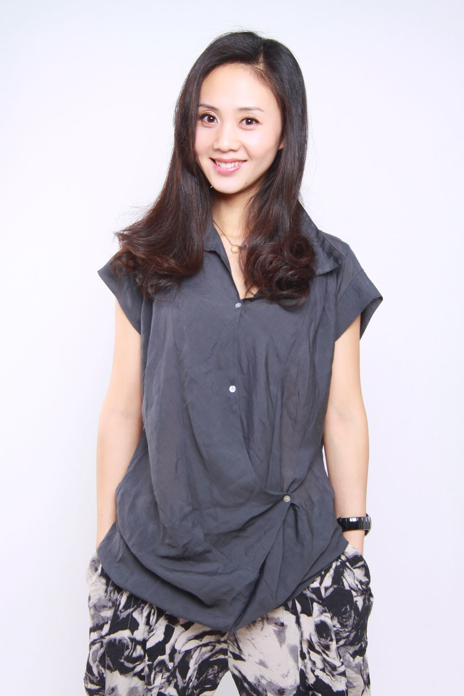 出道不久,先后参演《爱在绿洲》,《美丽村官》,《七月雨荷》,《商魂》