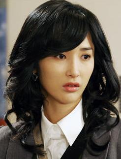 熙梓在明仁大学医院附近经营着一家咖啡厅,那里是医生们经常光顾的