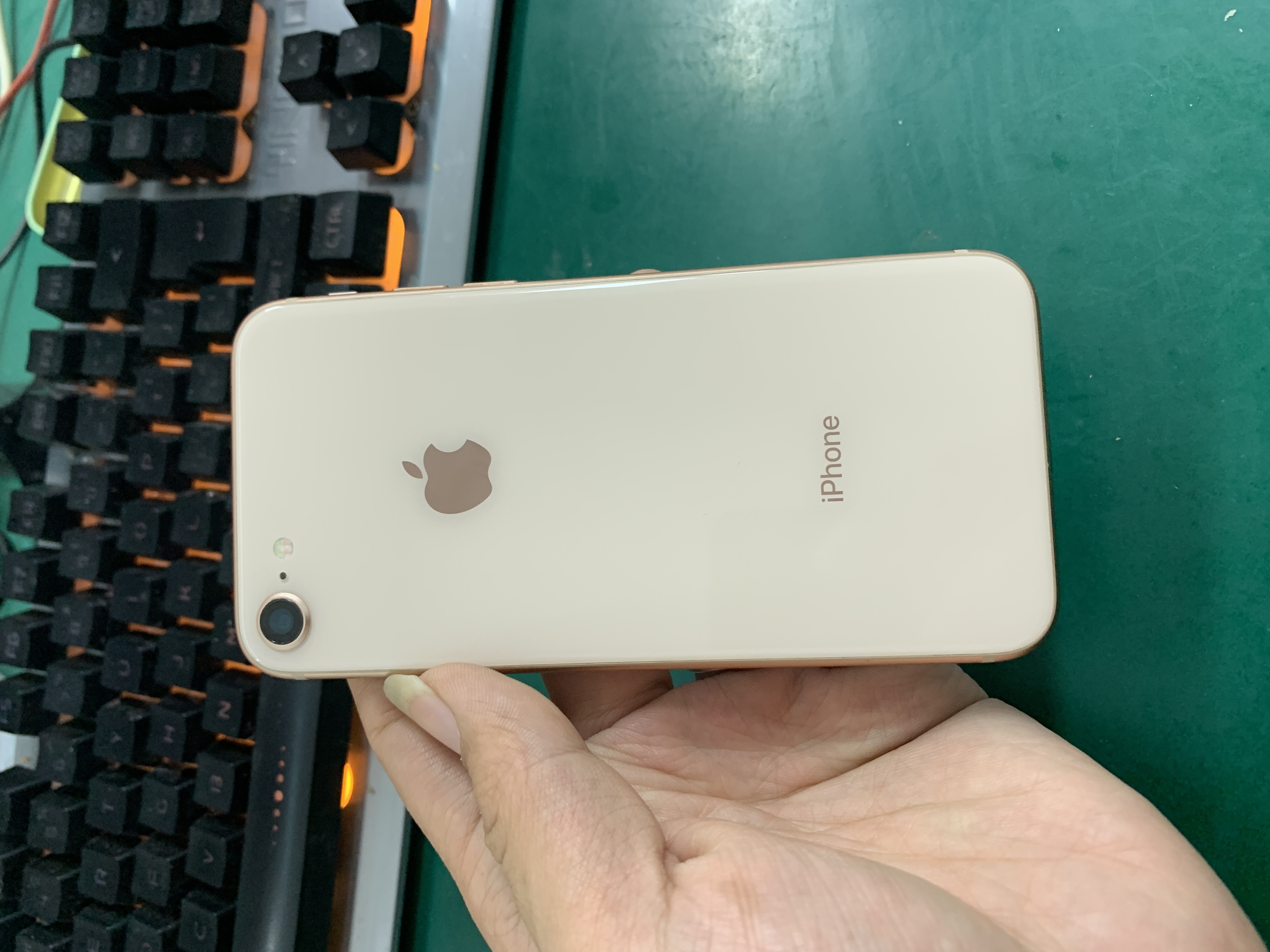 苹果【iPhone 8】4G全网通 金色 64G 国行 8成新 