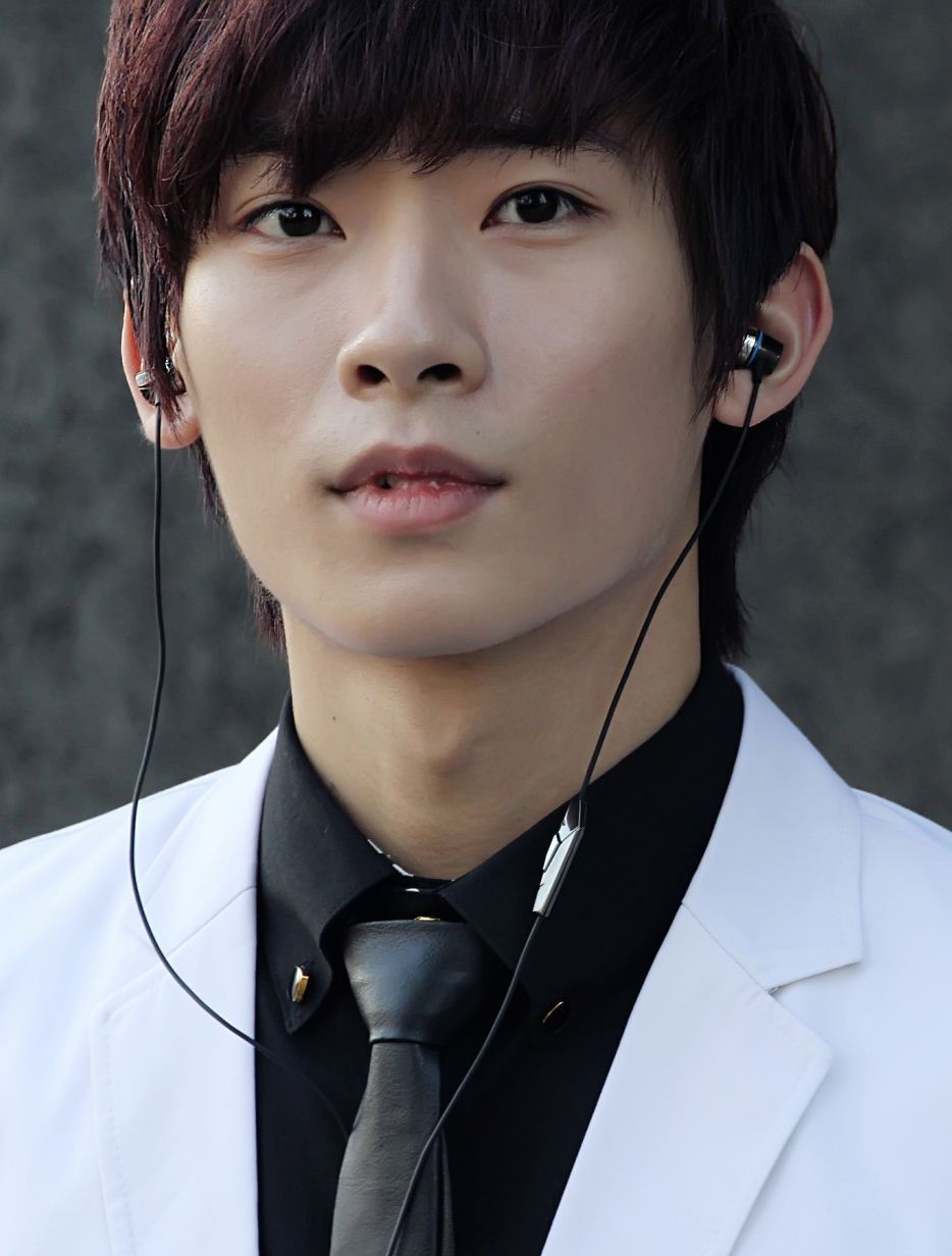 2012年10月10日,timez成员金成焕成员亮相,并于10月18日通过韩国mnet