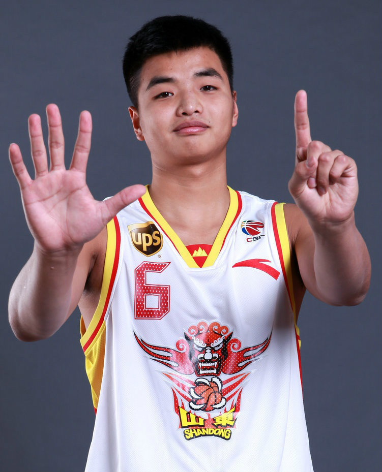 杨越(体育人物)杨越属于cba篮球运动员,现效力于山东黄金男篮.