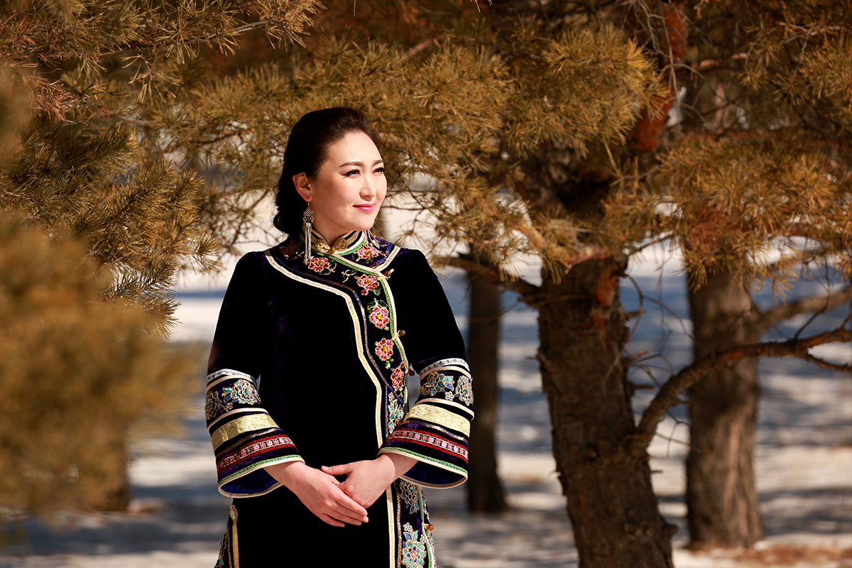 敖丽芳(演员)敖丽芳, 中国达斡尔族歌唱家,内蒙古音乐家协会会员
