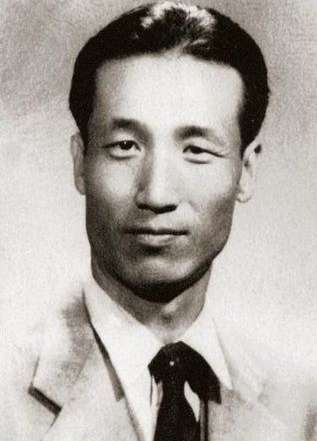 1934年考入山西大学法学院,大学期间曾参加中共地下党员杜任之,张友渔