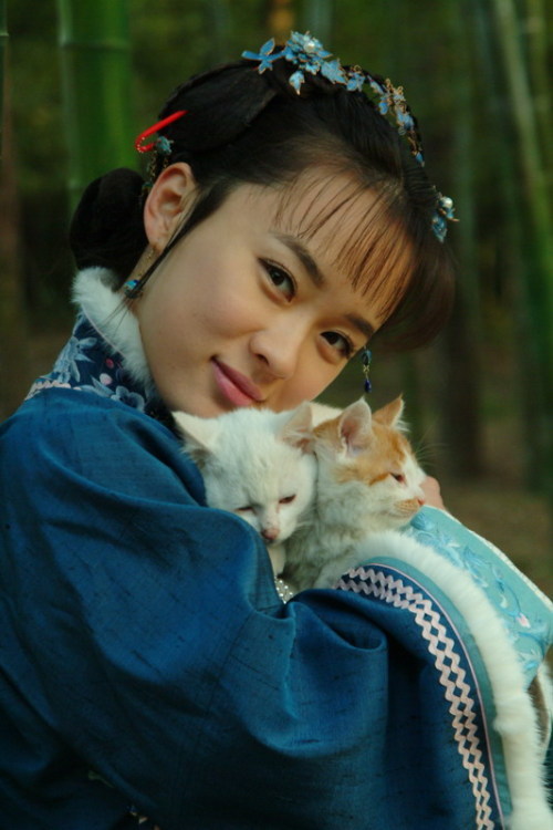 电视剧《玫瑰江湖》的女主角,双生花之白玫瑰,由霍思燕饰演