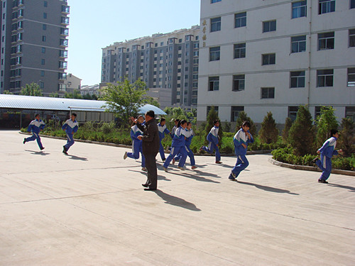 十二中(学校)银川十二中是隶属于银川市兴庆区教育局的一所初级中学