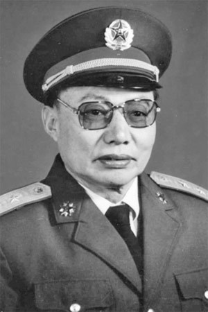 中共党员,中国人民解放军高级将领,杰出军事指挥员,新疆军区原司令员