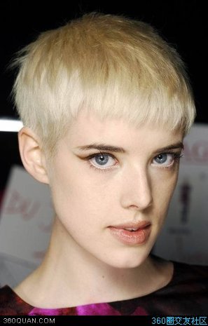 的punk文化所影响,拥有一头上世纪60年代风格的skinhead齐短发造型,有