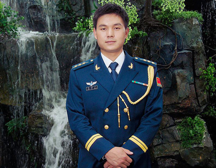 黄龙飞(其他人物相关)黄龙飞,男,空军某部飞行大队副营职中队长,歼-8