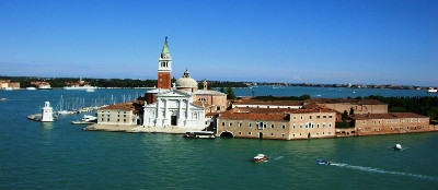 之间,通过南端的奥特朗托(otranto)海与爱奥尼亚海(ioniansea)相通