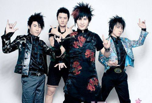 泡沫(音乐)泡沫是花儿乐队所演唱的一首歌曲,由大张伟作词作曲,收录在