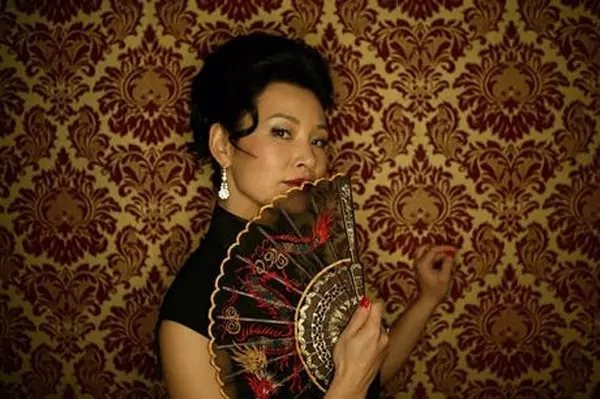 陈冲饰演玫瑰 玫瑰是曾名扬上海滩的头牌歌手,后来嫁给一个澳洲水手