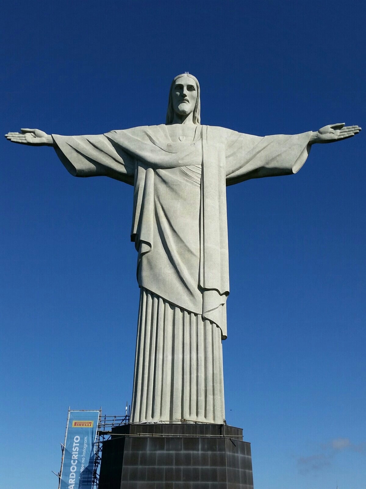 是一座装饰艺术风格的大型耶稣基督雕像,位于巴西的里约热内卢基督山