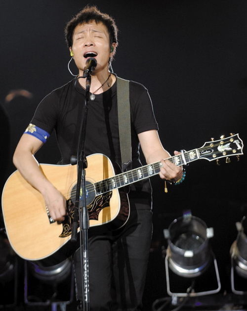 喜悦(音乐)《喜悦》是由许巍作词作曲并演唱的一首歌曲,该曲收录在