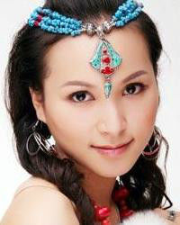 央金,1982年10月3日出生于康定,毕业于四川音乐学院声乐系,藏族女歌手