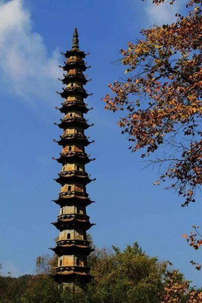 位于湖北省当阳县玉泉寺山门外.