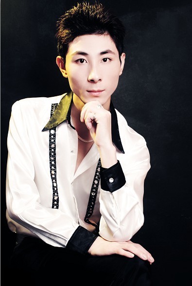 绝活《变脸》于是,他赶往中国四川叩拜师于国家二级演员龙怡策老师