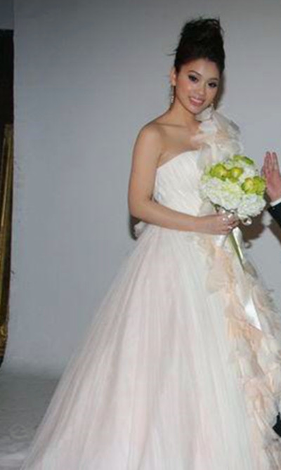 杭州女孩,住在体育场路,1985年生,水瓶座,台湾艺人康康老婆