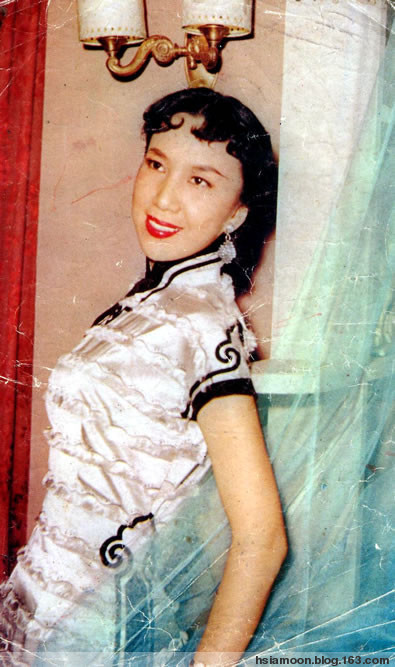 自四十年代加入影坛,先后在邵氏,长城和凤凰等影业公司任演员,主要