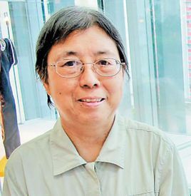 毕业於香港葛量洪教育学院(今香港教育大学),曾任小学教师,现专任写作