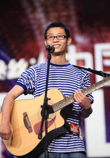 在2011中国达人秀第三季的舞台上,刘寅演唱了自己创作的歌曲《希望树