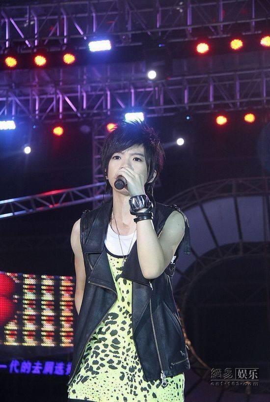 《义气》是由张芸京和棒棒堂敖犬共同演唱的歌曲,由张芸京,李若君作词