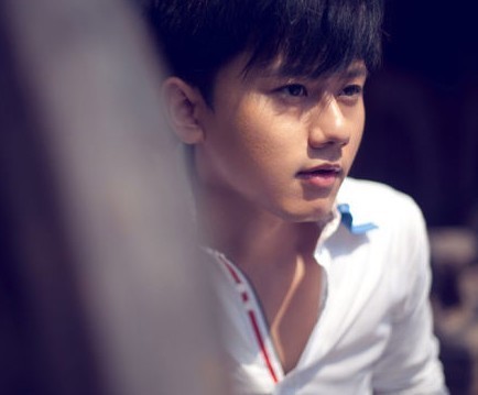 天空(音乐)《天空》由黄桂兰作词,杨明煌作曲,李泉编曲,张杰演唱,收录