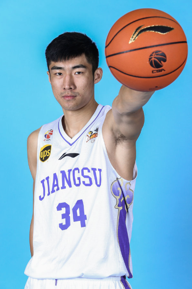 郭晓鹏(体育人物)郭晓鹏,1995年3月18日出生,中国职业篮球运动员,司职