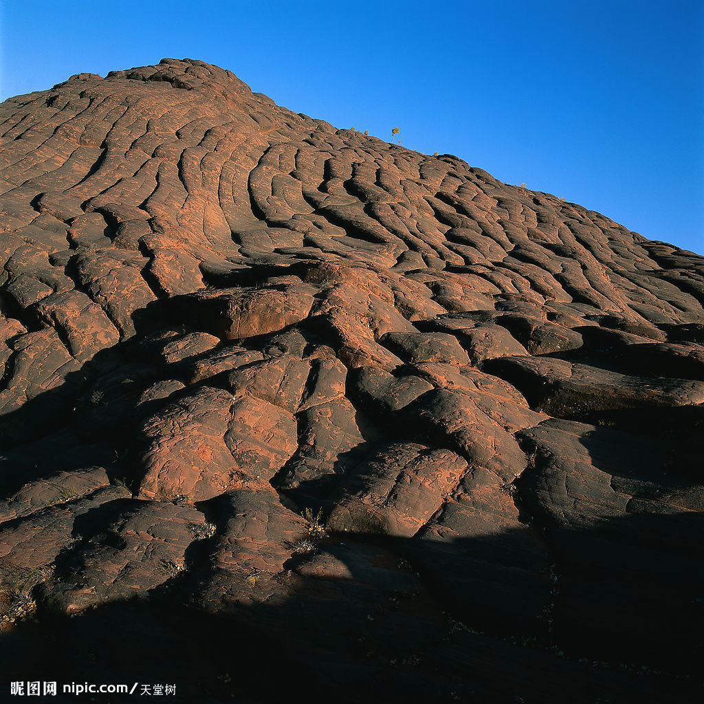 非生物)由火山喷发时喷出的岩浆冷凝而成的矿物岩石,多数为岩浆岩组成