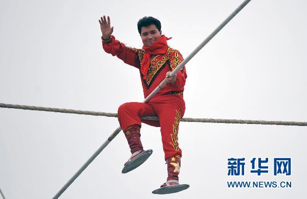 阿迪力·吾休尔(社会人物)阿迪力·吾休尔,维吾尔族,1971年出生于新疆