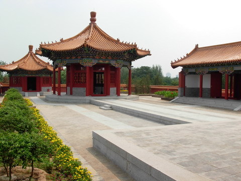 满族博物馆(其他)满族博物馆为中华民族园56个民族博物馆之一,满族皇