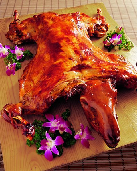 烤全羊是蒙古族宴席中最讲究的一道特色菜.