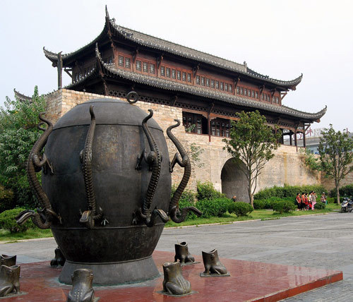 据《袁州府志》,鼓楼系南唐保大二年,由刺史刘仁瞻建造,有"立厅堂,斋