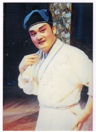 1966年6月出生,湖南省益阳市人,1980年考入益阳市艺术学校学习花鼓戏
