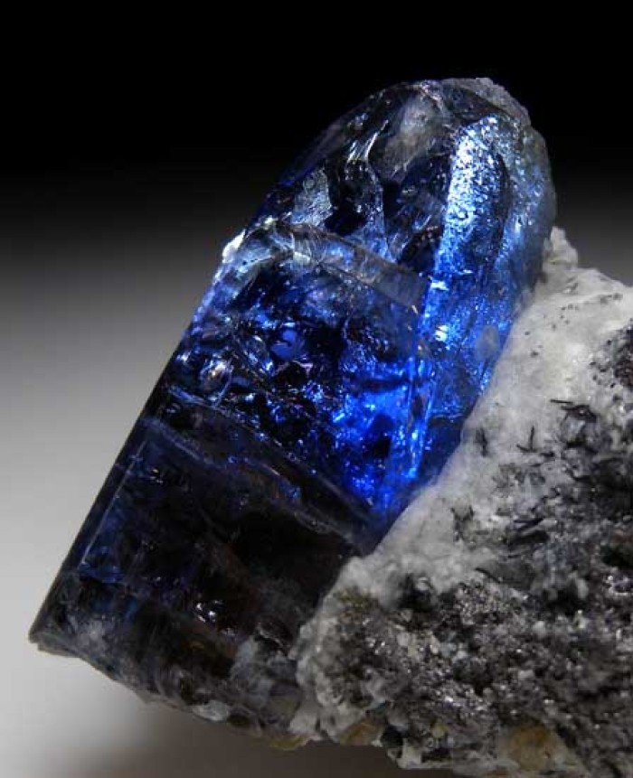 黝帘石(化学 硅酸盐)