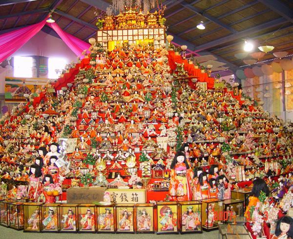 雏祭(群体)雏祭り(ひな祭り,hinamatsuri)是日本女孩子的节日,亦称雏