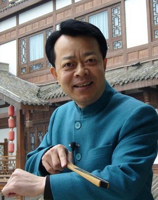 1998年,参与拍摄首部方言喜剧影片《麻将棒棒手》.