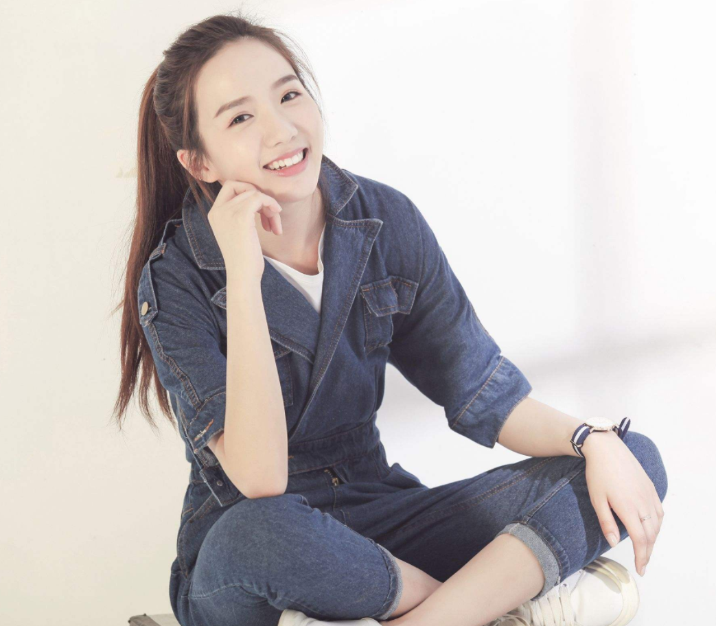 中国出生城市:毕业院校:出生日期:1998年11月9日人物简介:苏晓彤,1998