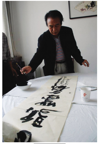 姚璜,1942年8月生于河北保定,先祖姚鼐,乾隆进士,"四库全书编修",书法