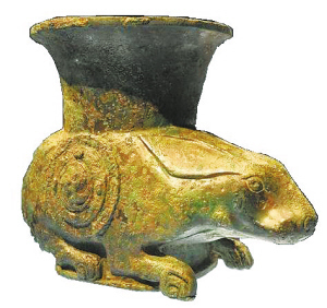 西周青铜兔尊(文化遗产)在青铜器时代,鸟兽的形象经常被借鉴以制造