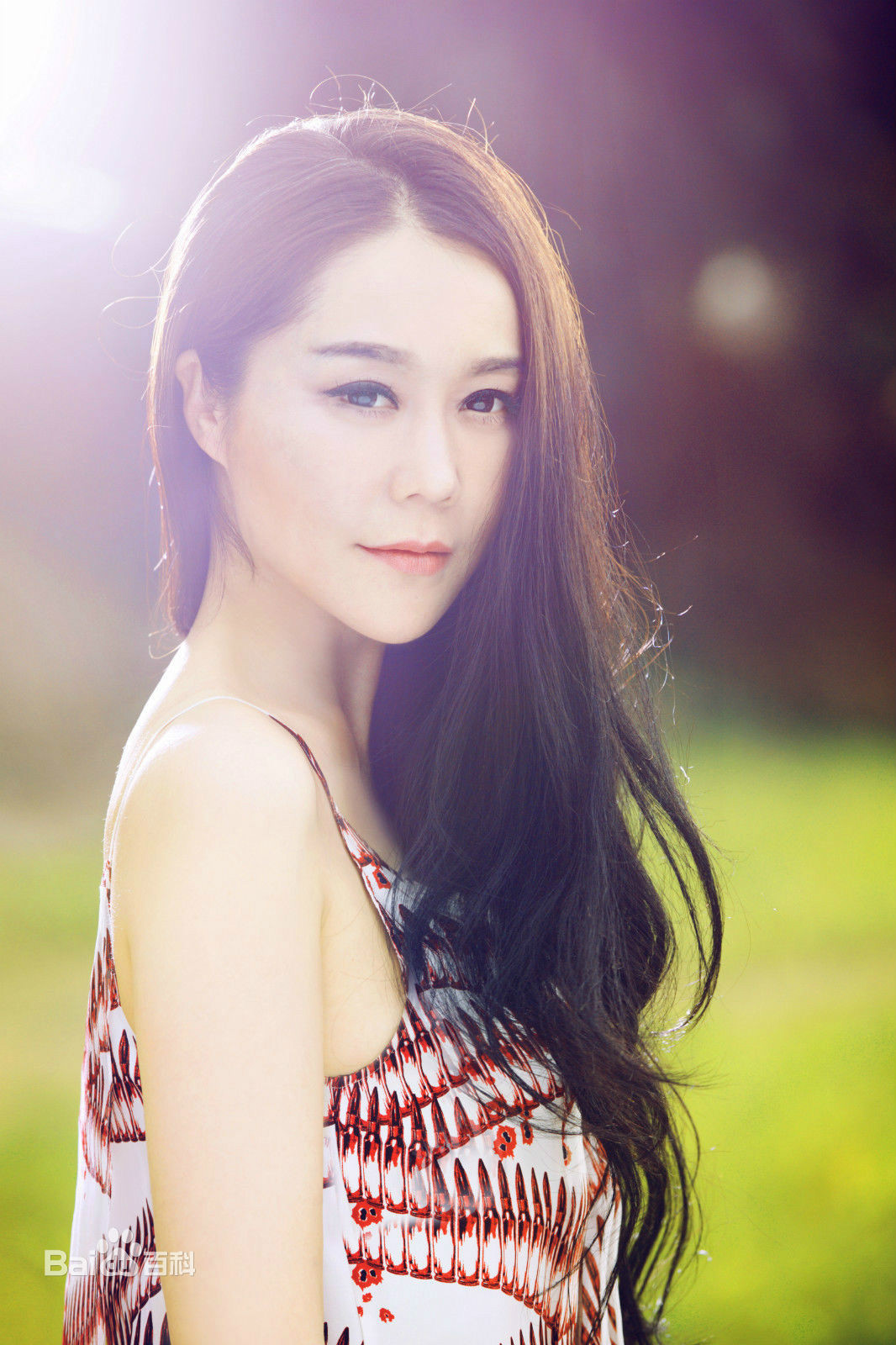 世界(音乐)世界是由中国女歌手王菲菲所演唱的一首音乐歌曲.