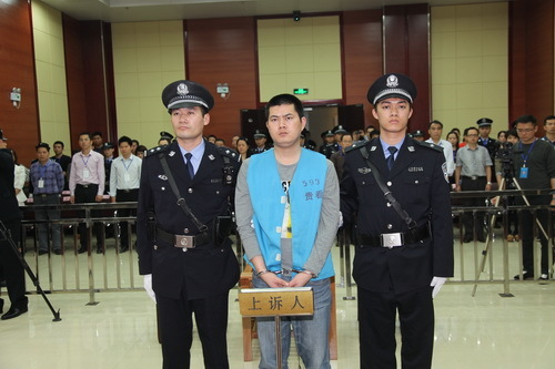 胡平(其他人物相关)胡平,男,1975年2月6日出生,汉族,原平南县刑侦大队