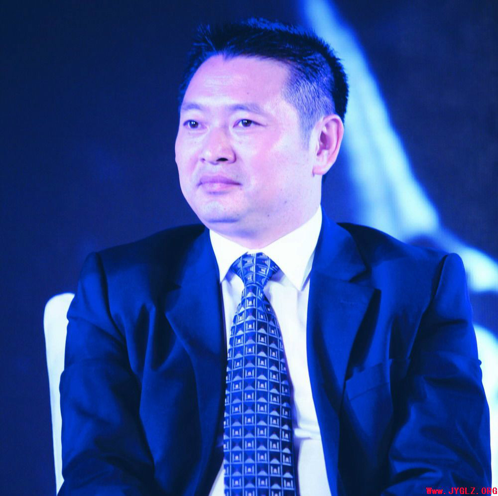 年生于四川峨眉山市黄湾镇,1996年当选为国营峨眉山竹叶青茶厂厂长