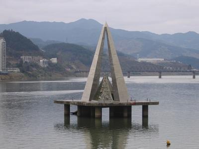 江上有一座像两把剑尖叠合的建筑物,它叫"双剑化龙",是南平市的市标