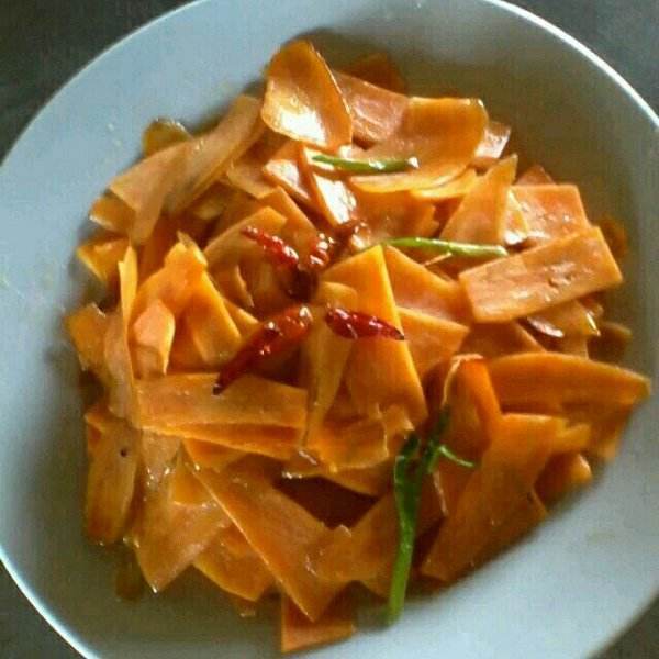 炒地瓜(其他美食相关)主料 对虾250克辅料 红薯1个 芹菜2根调料 食盐4