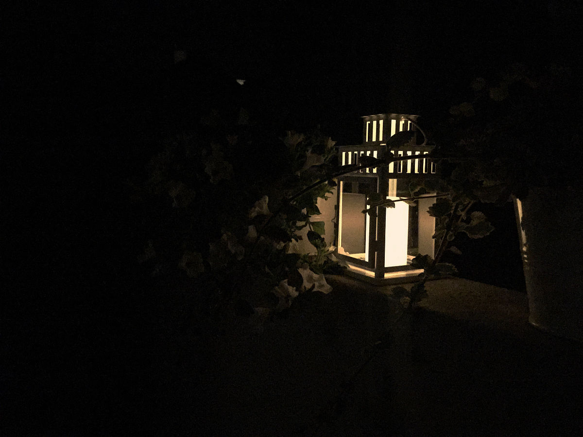 昏暗的灯光.唐元稹《酒醒》诗:"暗灯风焰晓,春席水窗寒.