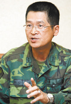 严德发(政治人物)严德发,男,祖籍南京 ,台湾军方高级将领,陆军二级